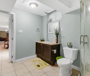 Townhouse For Lease | N8146360 - Photo 5