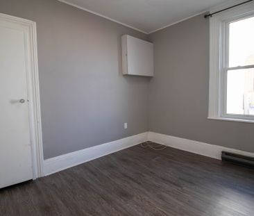 **COZY & CENTRAL** MAIN UNIT IN WESTERN HILL AVAILABLE! - Photo 2