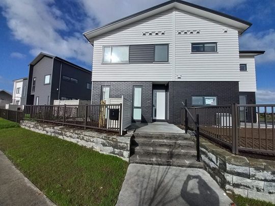 Charming 3BR Townhouse in Takanini! - Photo 1
