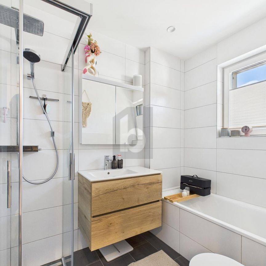 LICHTDURCHFLUTET MIT GROSSEM BALKON - Photo 1