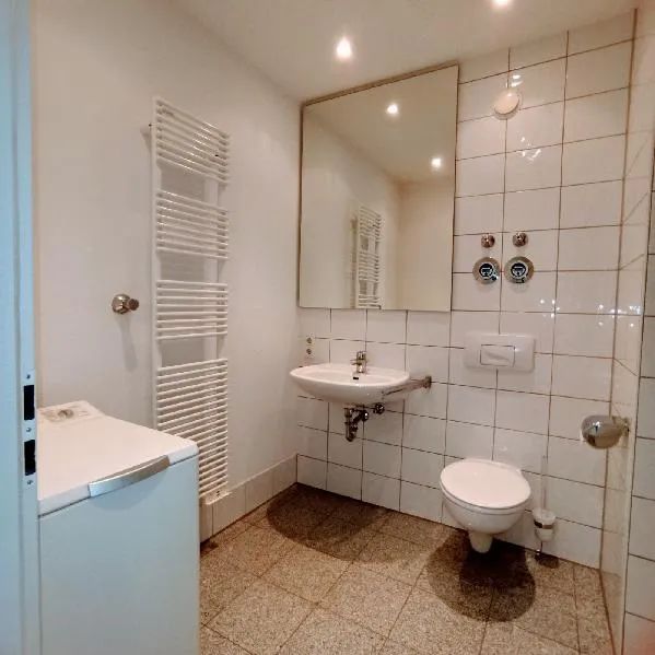 Hafen: Exclusives Apartment oder Wohnbüro gegenüber Landtag-Rheinturm-Stadttor - Photo 1