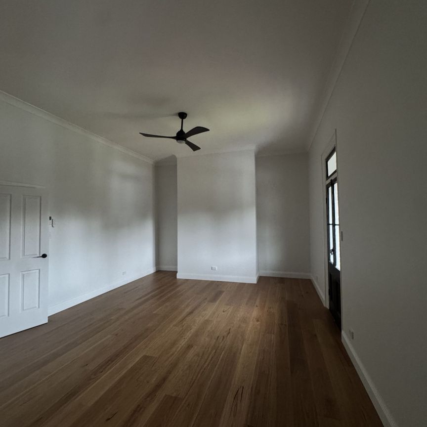 Modern two bedroom located in the heart of town! - Photo 1