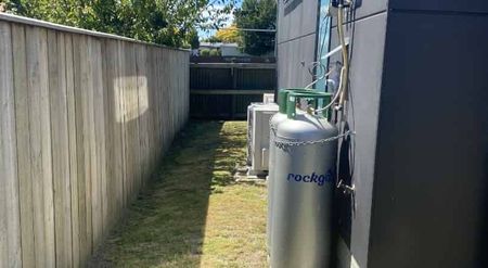 Charming 3-Bedroom, 2-Bathroom Home - Photo 2