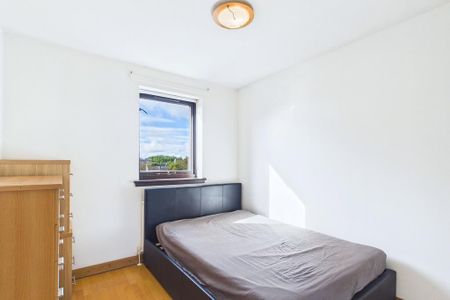 3 bedroom flat to rent - Photo 5