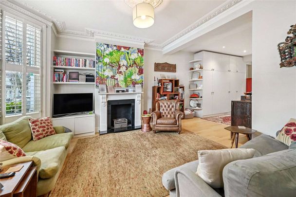 A wider than average five bedroom house in a prime location off the Fulham Road. - Photo 1