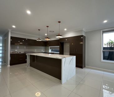 Spacious and Beautifully Designed Family Home - Photo 5