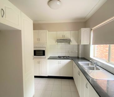 Spacious 2 Bedroom Apartment with lock up garage! - Photo 2