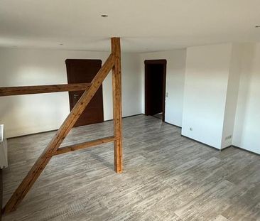 Renovierte 75 qm DG-Wohnung mit Gartenanteil & Garage - Photo 3