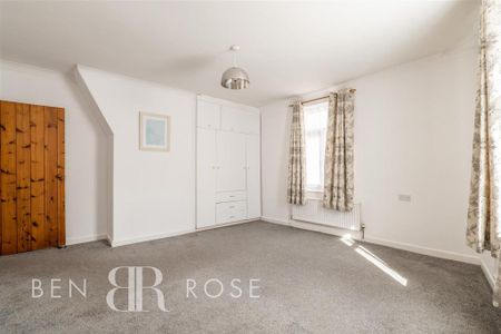 2 bedroom end of terrace house to rent - Photo 5