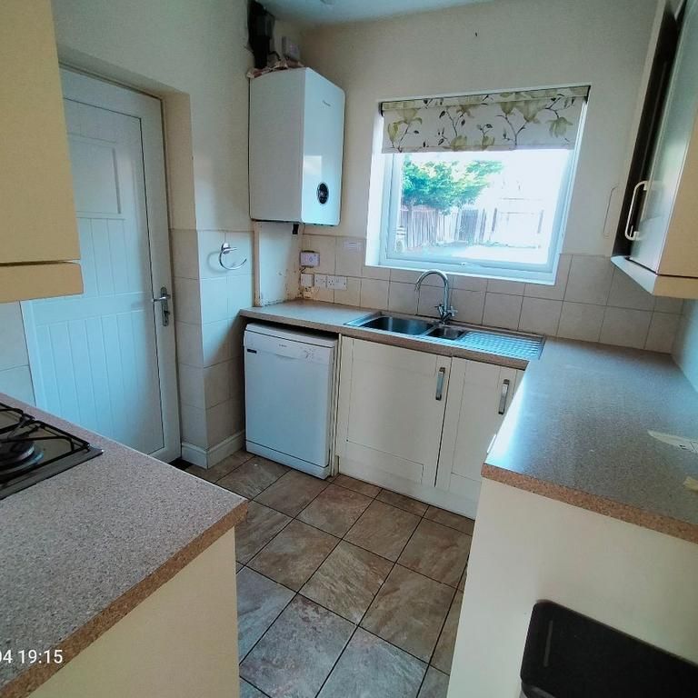 3 bedroom semi-detached house to rent - Photo 1