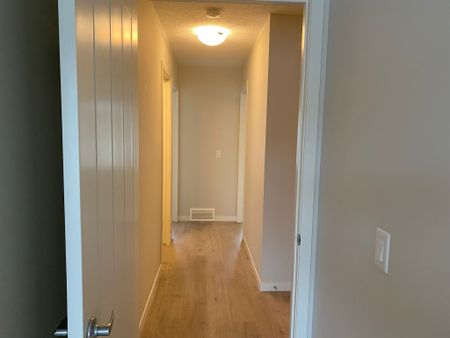 Like new 3 bdrms +den,2.5 bath db garage townhome in Nolan Hill! - Photo 5