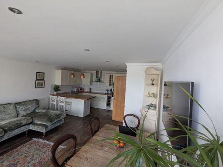 3 Bed Flat, Harwood Point, SE16 - Photo 2