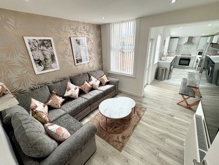 6 Bed End Terrace, Empress Road, L7 - Photo 2