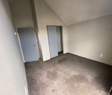 Spacious City fringe Living - Photo 6