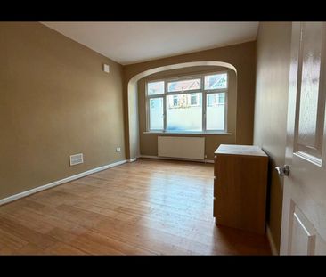 2 Bed Flat, Links Road, SW17 - Photo 2