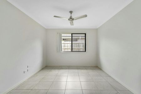 FAMILY HOME IN THE HEART OF SPRINGFIELD LAKES! - Photo 4