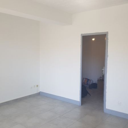 STUDIO AVEC CHAMBRE SALON DE PROVENCE - Photo 3