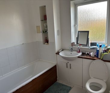 3 Bed link detached house to let in Waterstone Park, Greenhithe - Photo 6