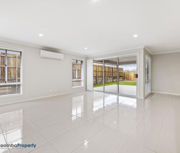 Sophisticated and spacious. Beautifully presented contemporary fami... - Photo 1