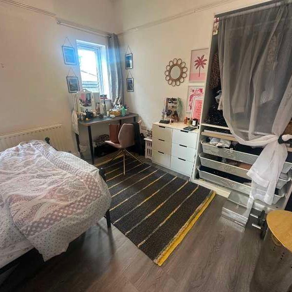 Flat, Robin Hood Lane, Sutton, SM1 - Photo 1