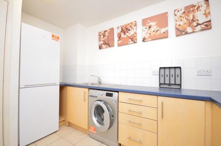 1 bedroom in a flat share to rent - Photo 4