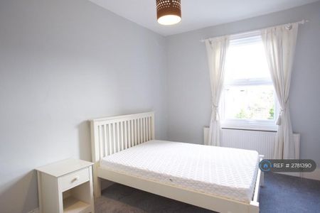 3 bedroom flat to rent - Photo 3