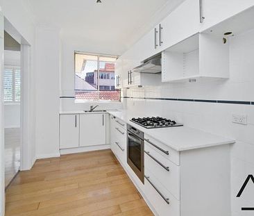 Top Floor Apartment in Sought After Location - Photo 2