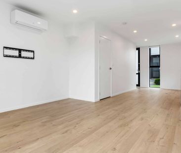 Modern 2022 built 2 bed, 2 bath with carpark - Photo 1