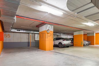 Piso en alquiler de cuatro habitaciones junto al Teatre Nacional de Cataluña, Barcelona