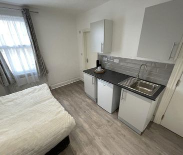 1 bedroom in a house share to rent - Photo 4