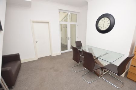3 Bedroom Terraced House - Photo 2