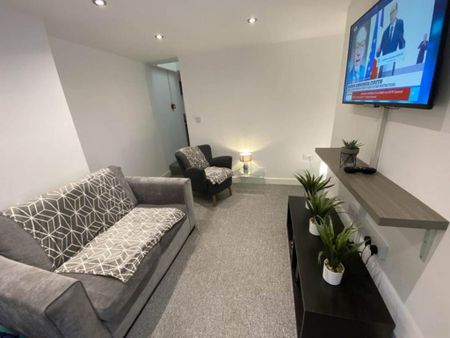 1 bedroom in a house share to rent - Photo 2