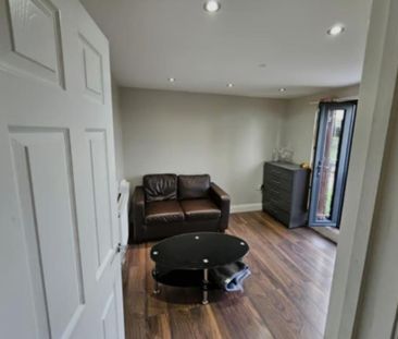 1 Bed Flat, London, IG3 - Photo 3