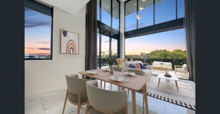 Double story, 2-bedroom apartment with expanding views - Photo 2