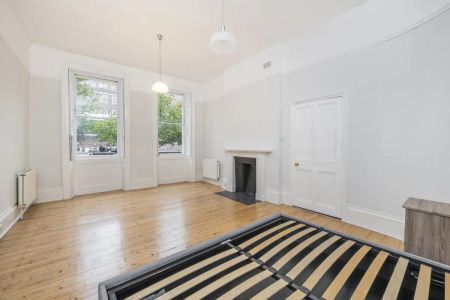 2 bedroom flat in London - Photo 3