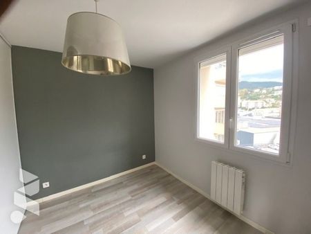 Appartement avec 3 chambres et balcon, à proximité des commerces et de la gare routière. - Photo 3