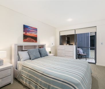 Luxurious Coastal Retreat with Ocean Views - Photo 5