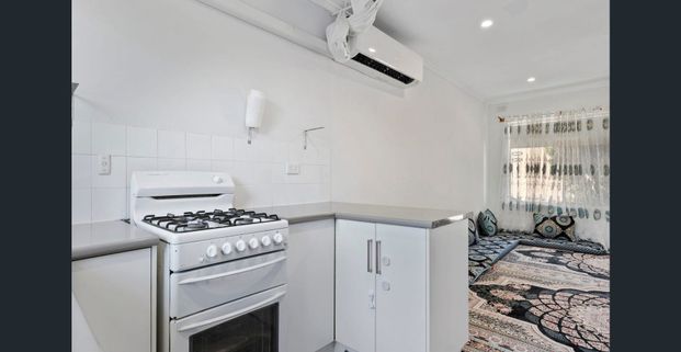 Neat & Low-Maintenance 2-Bedroom Unit in Convenient Kilburn - Photo 1