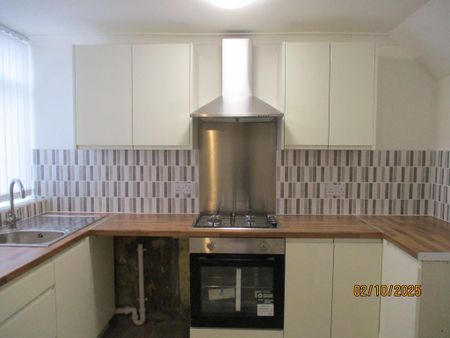 3 bedroom terraced house to rent - Photo 3