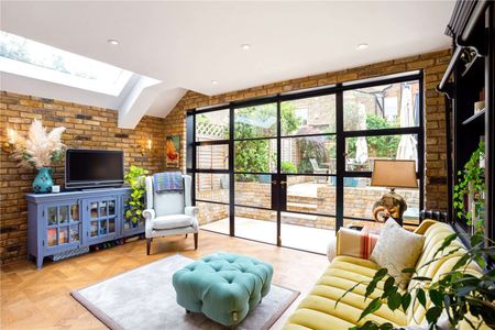 A stunning period family home with a south facing garden. - Photo 5