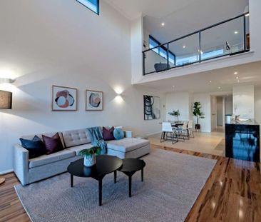 STYLISH FURNISHED APARTMENT IN VIBRANT LOCALE - Photo 2