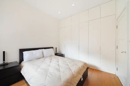 5 bedroom house in St John's Wood - Photo 2