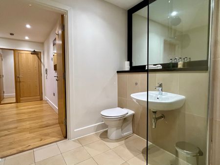 A well presented, one bedroomed apartment, situated on Chesterton Road with spacious living space and parking. Less than a mile walk in to Cambridge City Centre over picturesque Jesus Green. - Photo 3