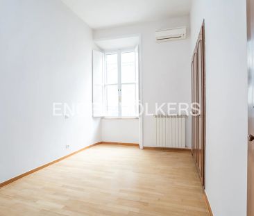 Appartamento elegante in edificio storico con ascensore e portineria - Photo 1