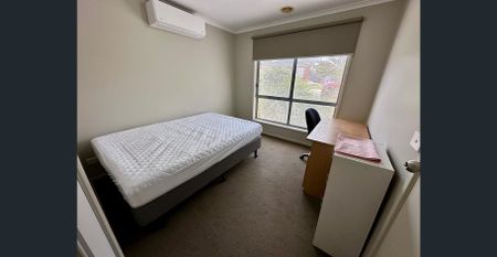 Share/Rooming House: 1 Room Available one with ensuite! - Photo 3