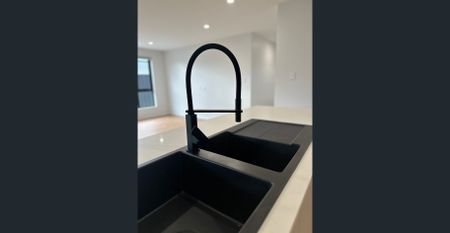 Just finished! Brand new 3 bedroom, 2 bathroom townhouse. 2 car lock up garage with courtyard. - Photo 4