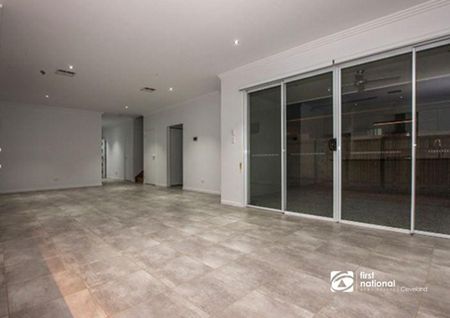 SPACIOUS 5 BEDROOM MODERN HOME IN SOUGHT AFTER AREA OF THORNLANDS - WITH INGROUND POOL & DUCTED AIRCON! - Photo 2