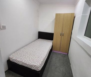 3 Bed Flat, Vicarage Lane, E15 - Photo 3