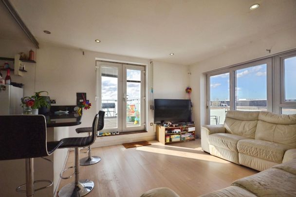 2 bedroom Flat To Let - Photo 1