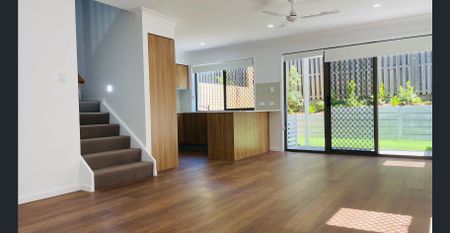 Spacious 4 bedroom Family Home with Double Garage and Extra Driveway Parking in Calamvale - Photo 4